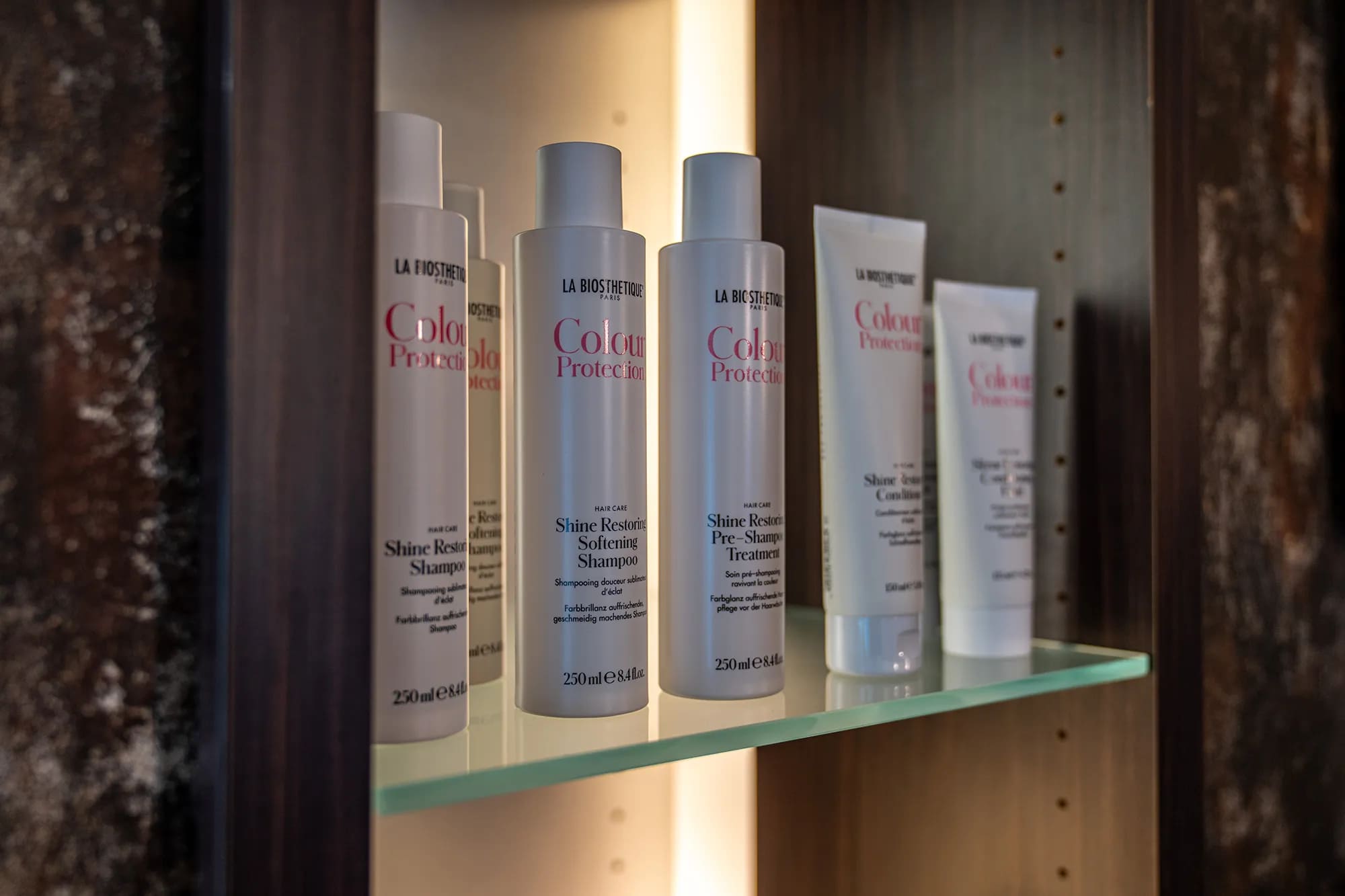 AT-Friseure Shampoo und Conditioner stehen im Regal
