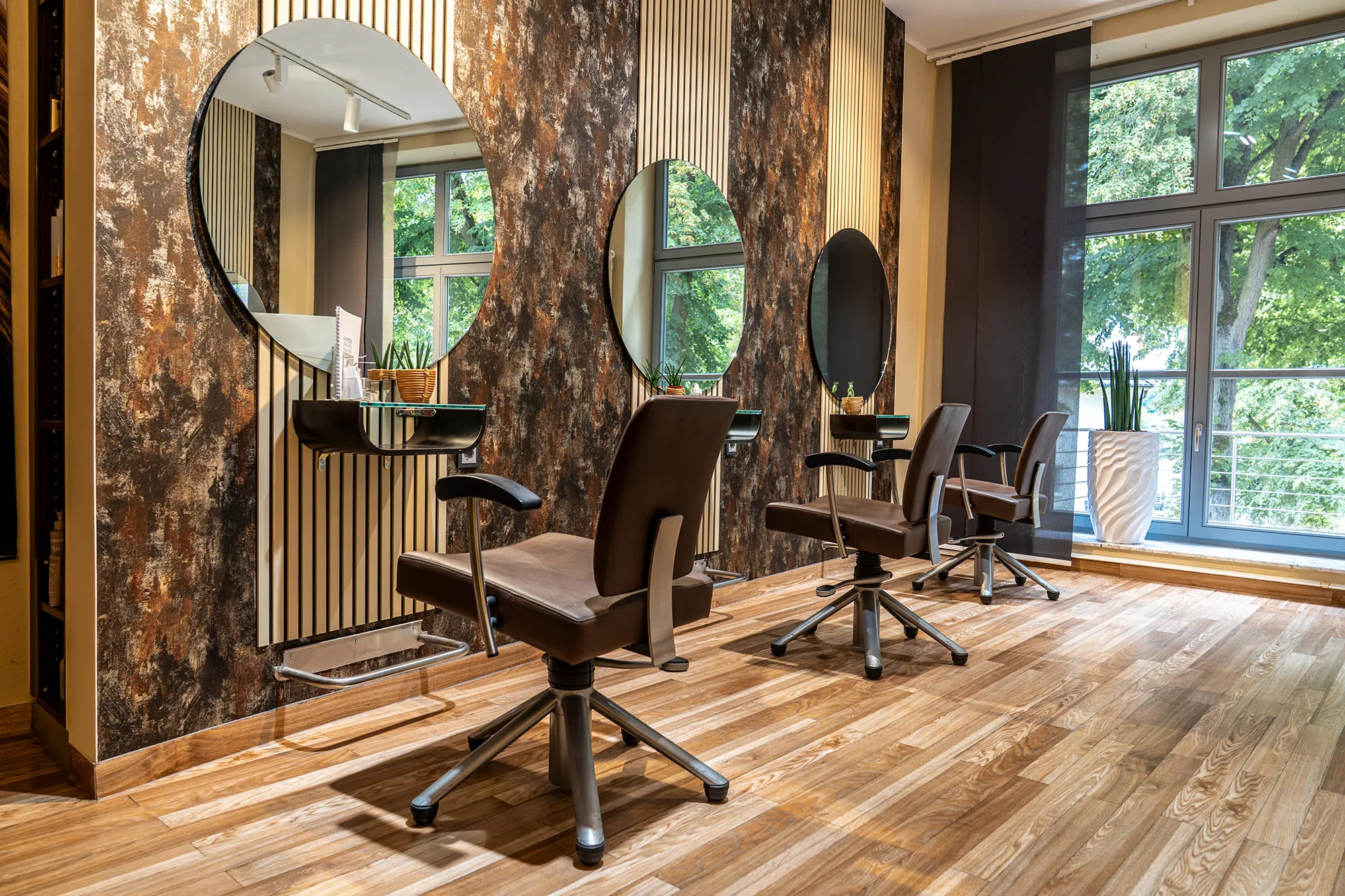 AT-Friseure Salon Innenbereich mit drei Stühlen zum Schneiden der Haare